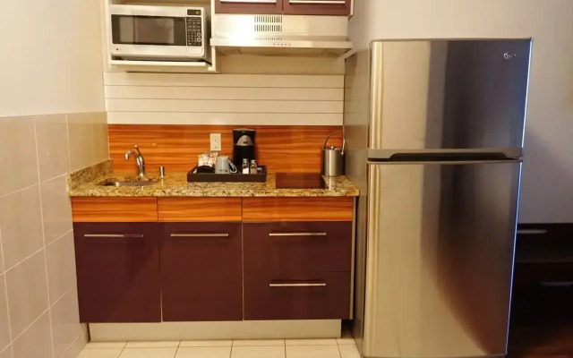 Days Inn & Suites by Wyndham Fort Saskatchewan