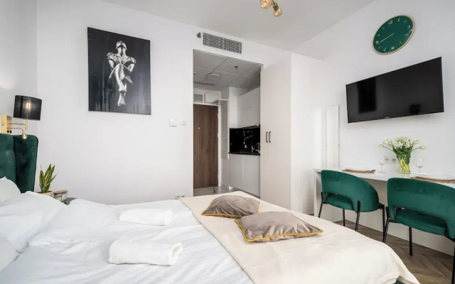 Bliska Wola Tower Sun & Snow