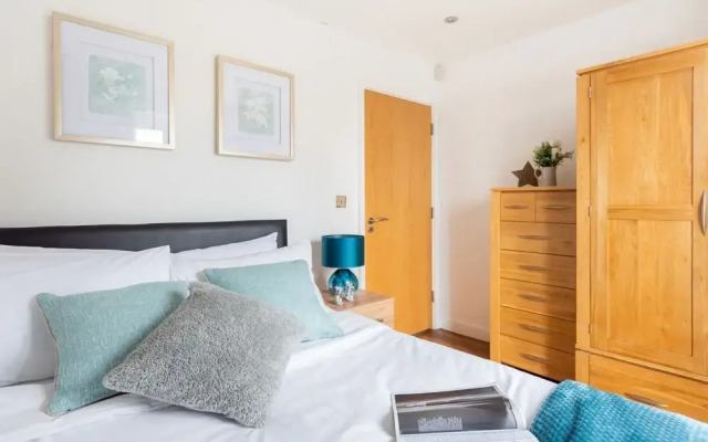 Platinum Apartment in Kensington 9941