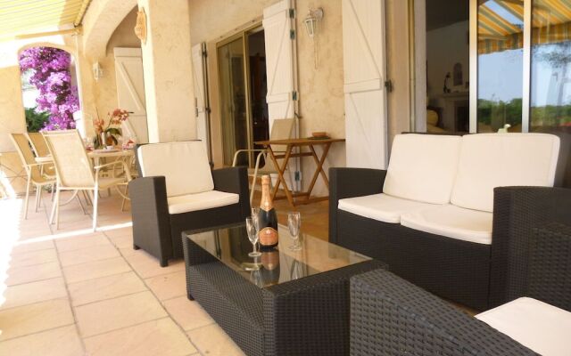 Spacious Villa at Saint-raphael With Jacuzzi