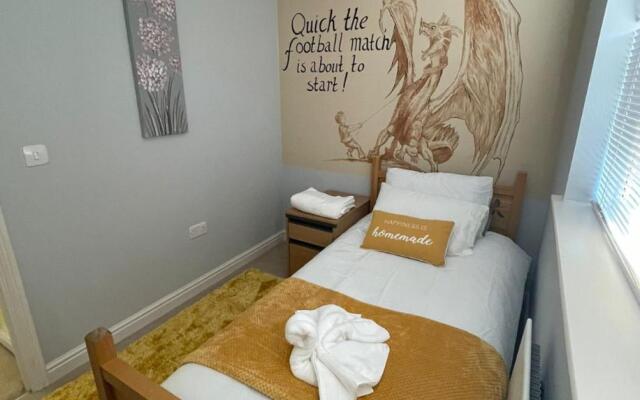 Holiday Home In Cardiff, Sleeps 8