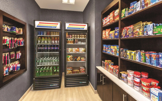 La Quinta Inn & Suites by Wyndham Philadelphia Airport