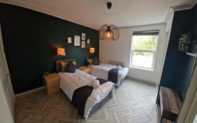 Charming 4-bed House in Wednesbury