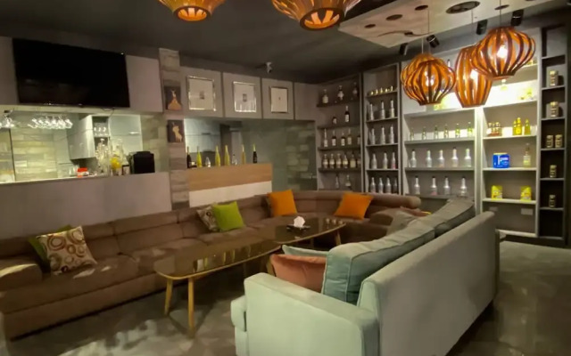 Crown Royal Hotel Tyr