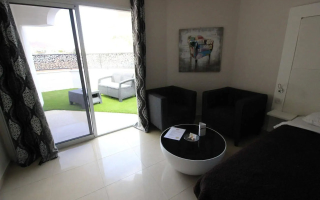 Rich Royal Suites