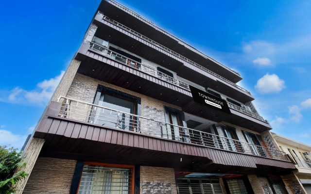 Super Townhouse Naya Gaon Formerly Hotel Paradise