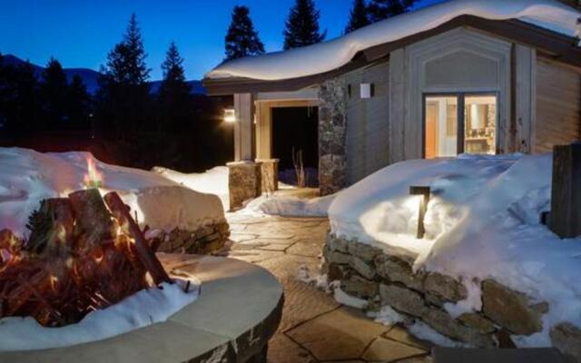 Royal Tiger Lodge (Private Home with Hot Tub)