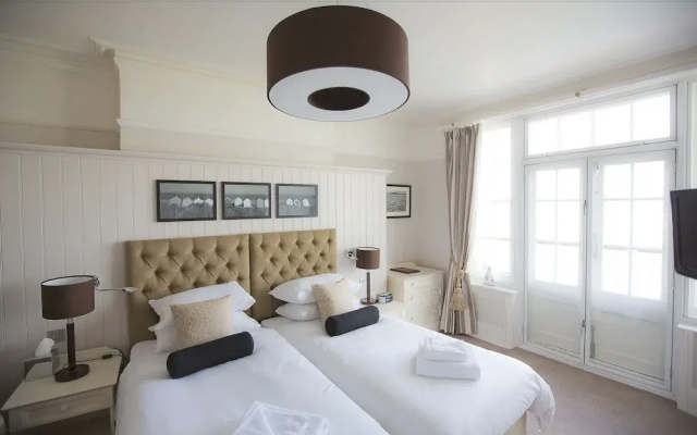 Marine Hotel