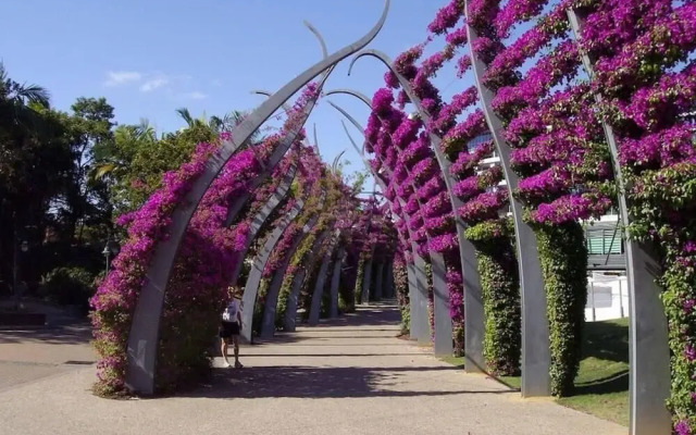 Sky High 2 Bedroom Apartment in Central Brisbane