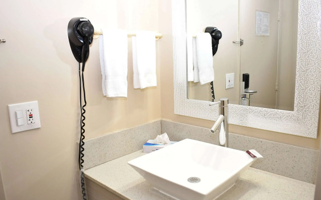 Travelodge by Wyndham Long Beach Convention Center