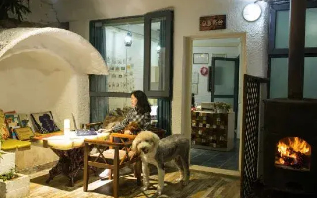 Sanyueshe Theme Inn