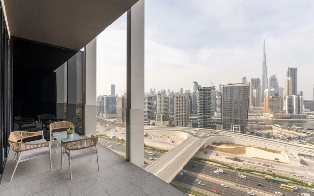 Sleek Business Bay Studio Burj View Balcony