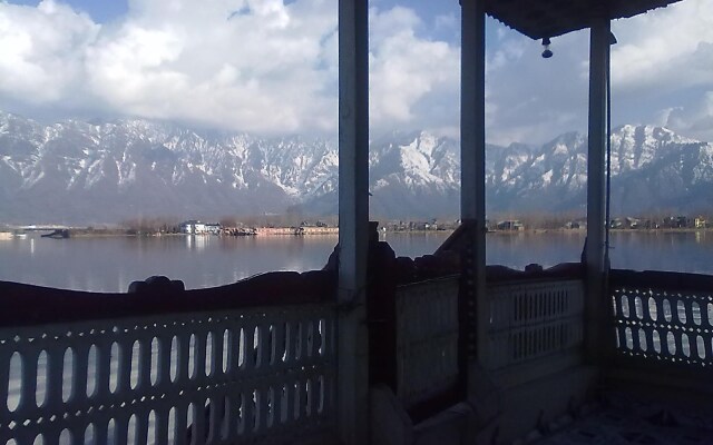 New Lucky Kashmir Houseboats