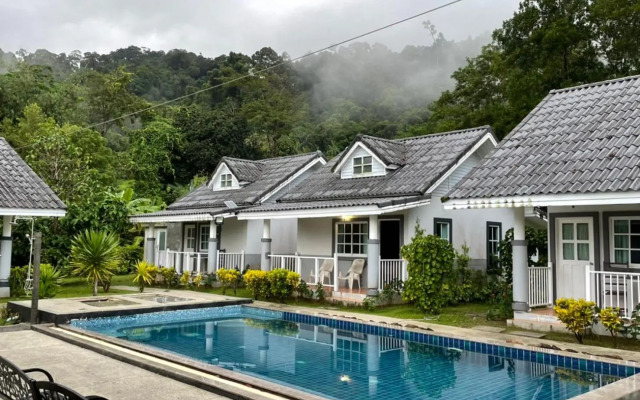 Suksompong Resort