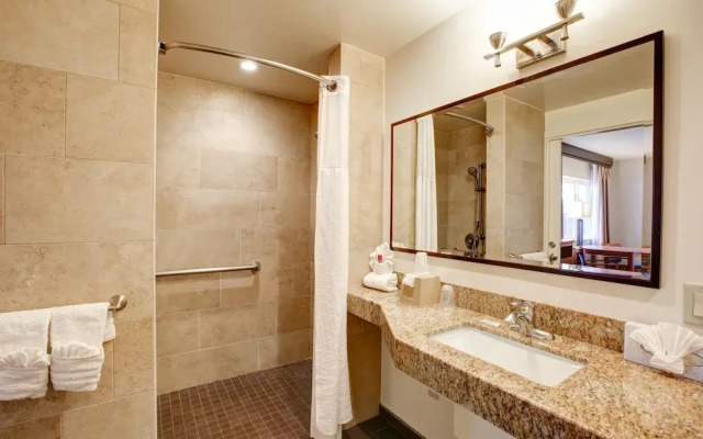 Newport Channel Inn - Near Huntington State Beach