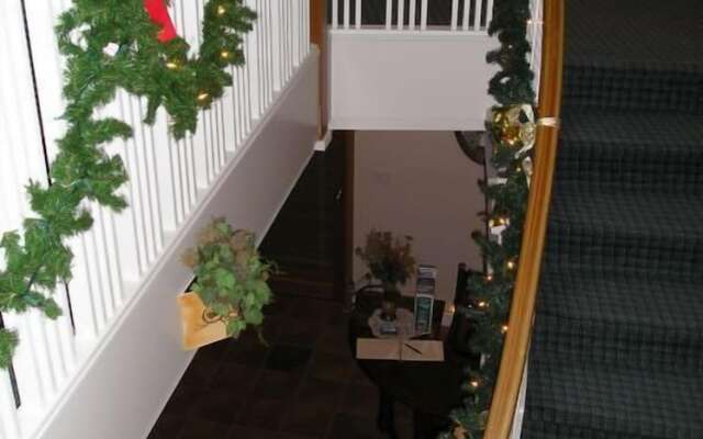 Cedar Wood Lodge B&B