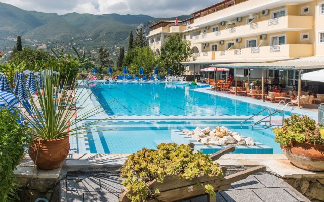 Koukounaria Hotel & Suites