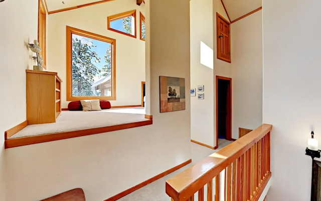Cabin-esque Tahoe 4 Bedroom Home