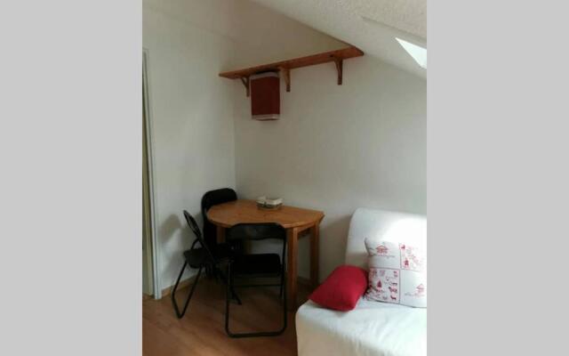 Studio mansardé 18 m2 climatisé avec piscine privée