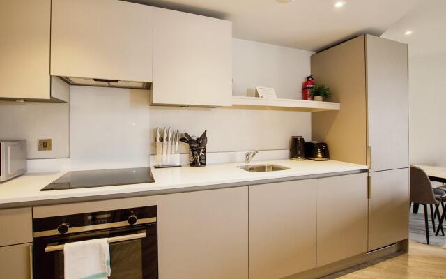 Sleek 6-Guest Apt at St  Martin s  Bham
