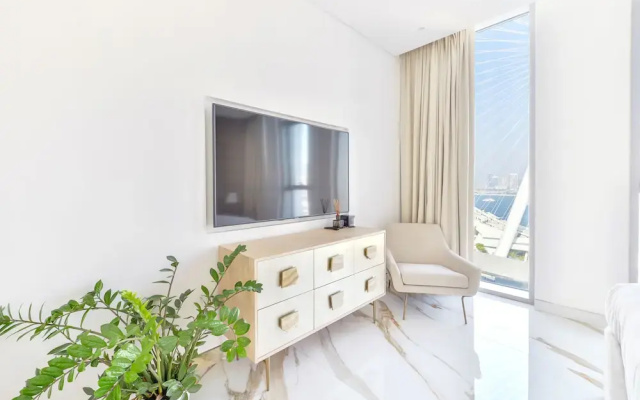Lavish & Equipped 2 BR Facing Ain Dubai