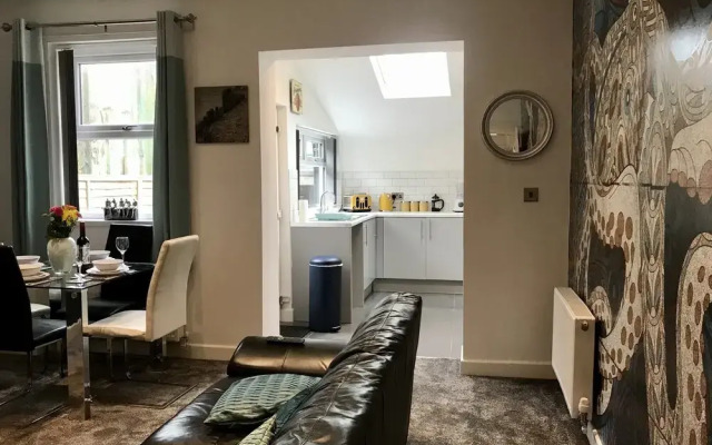 Stylish 3 Bedroom House Only 5 Mins From M6/m58