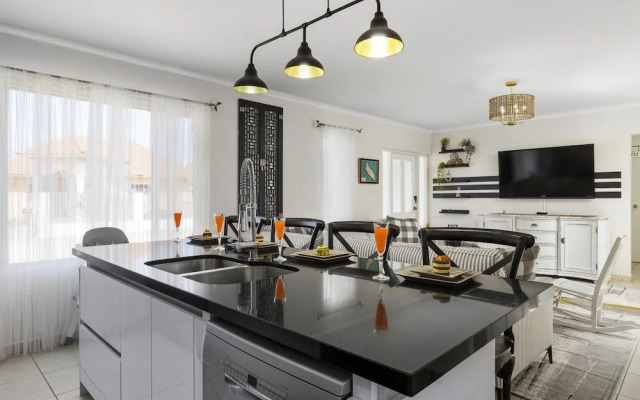 Beautiful 3br4ba Amazing Location w Private Pool