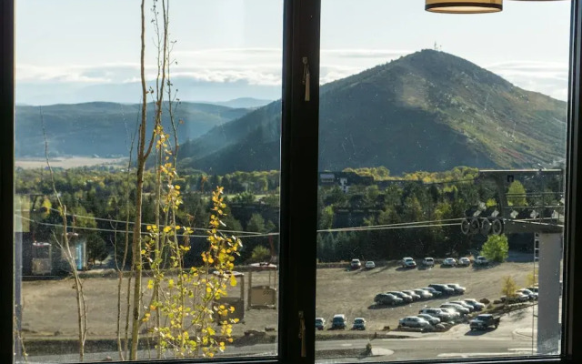 Grand Summit Mountainside Next to Red Pine Gondola by RedAwning - Save 20% on 7+ Nights!
