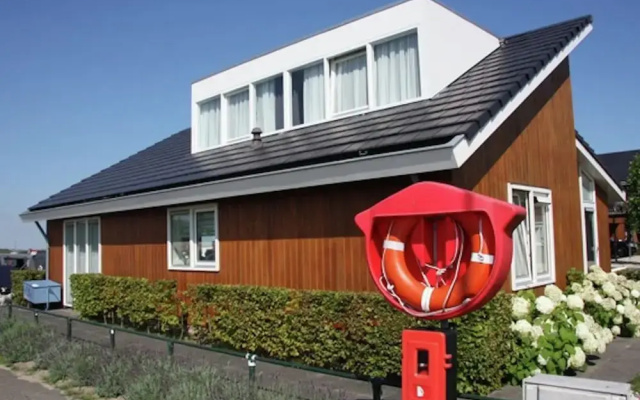 House by Uitgeestermeer With Garden