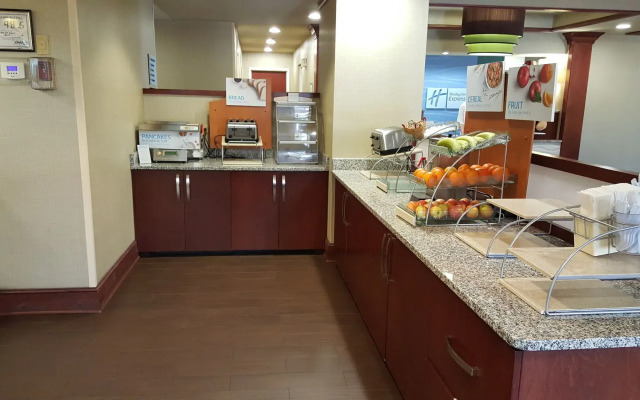 Holiday Inn Express Hotel & Suites Wilmington-University Ctr by IHG