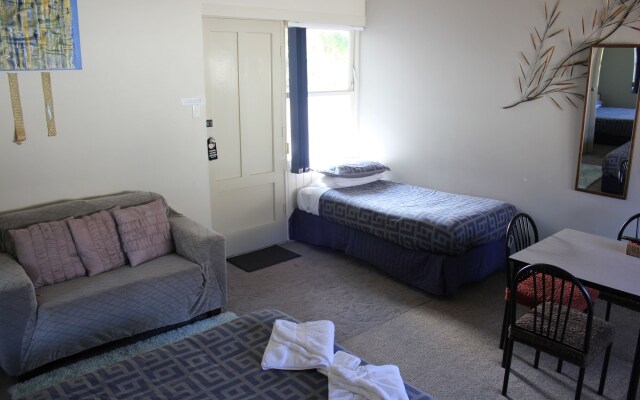 Jack & Di's Lakefront Motel