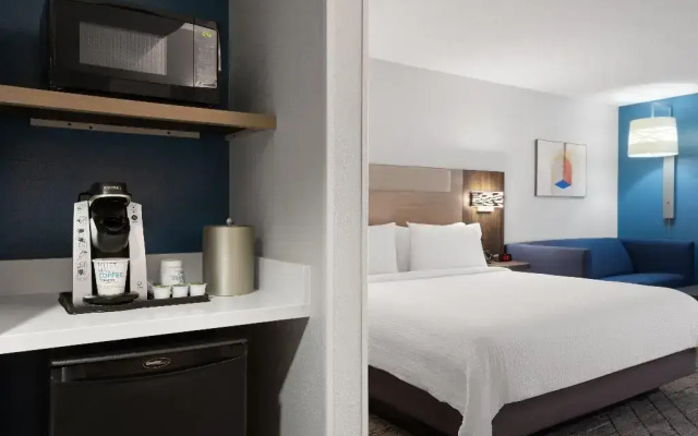 Holiday Inn Express Indianapolis Airport by IHG