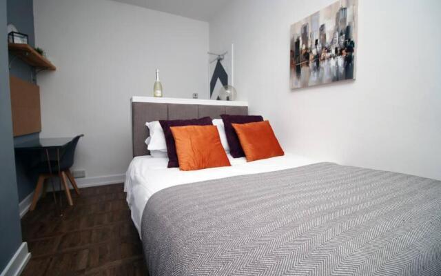 Stylish Home in Port Tennant - 4BR Free Parking!