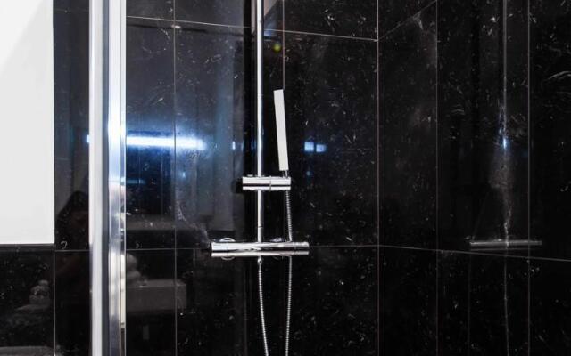 Champs Elysées Avenue Montaigne Elegance