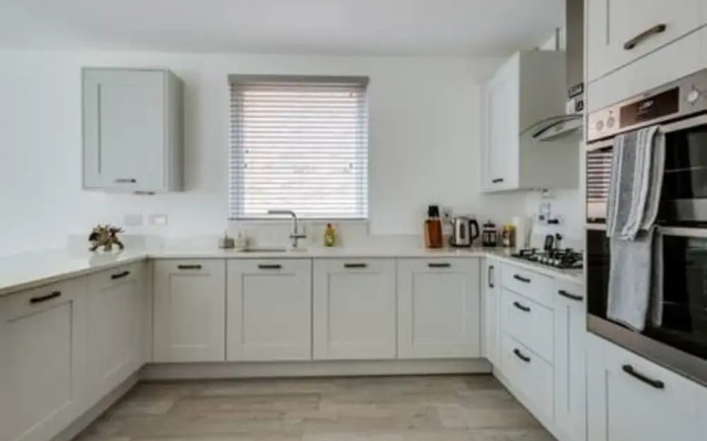 Stylish 4-br House With 3 Ensuite Free Parking