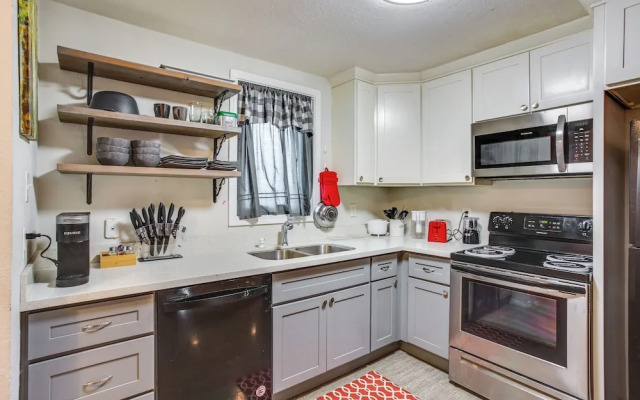 3 Mi to Dtwn Tacoma: Pet-friendly Home