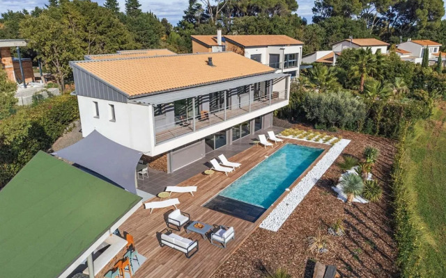 Villa 4 Bedrooms 8 PAX