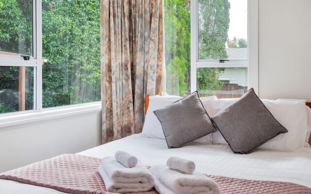 3 Bedroom In Onehunga w Parking - Wifi - Netflix