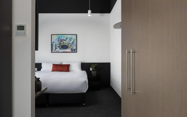 Rydges Pit Lane Hotel