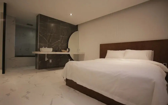 Hotel Seven Step