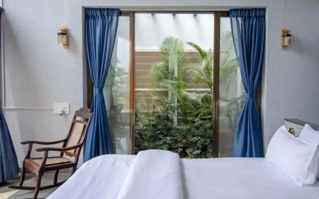 SaffronStays Solasta, Mulshi - Infinity Pool Villa with Mulshi DAM Views