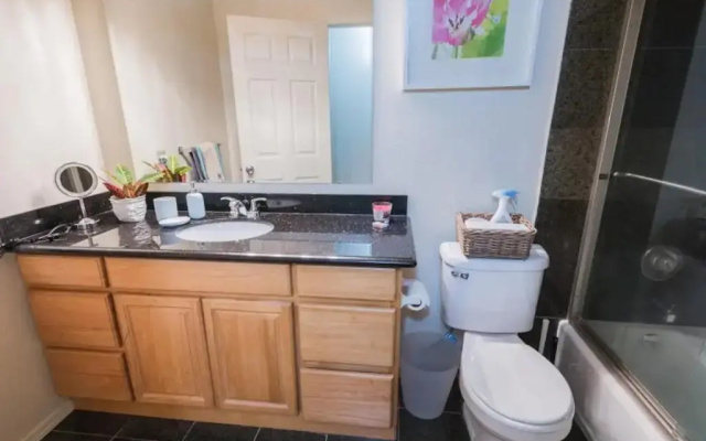 Two Bedroom MIL Apartment Close to Airport Link Rail