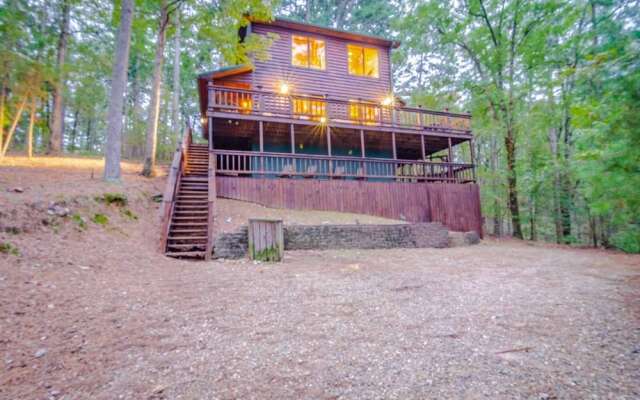 Ridgeview Retreat Seclude Cabin Includes Wifi, Cable, and Charcoal Grill by Redawning