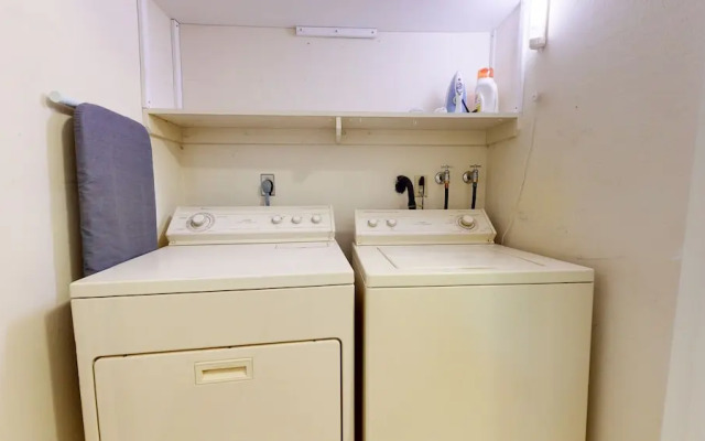Chateau Sierra 50 Pet-Friendly with Great Complex Amenities, On the Shuttle Route, Private Washer Dryer, by RedAwning