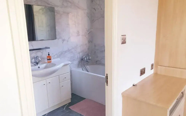 Lovely 4-bed , 3 Bath Villa in Bolton, Manchester