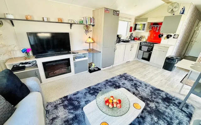 Cozy Newquay Lodge With Private Hot Tub,