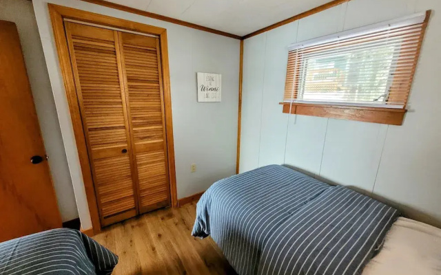 Winni Lakefront Cabin