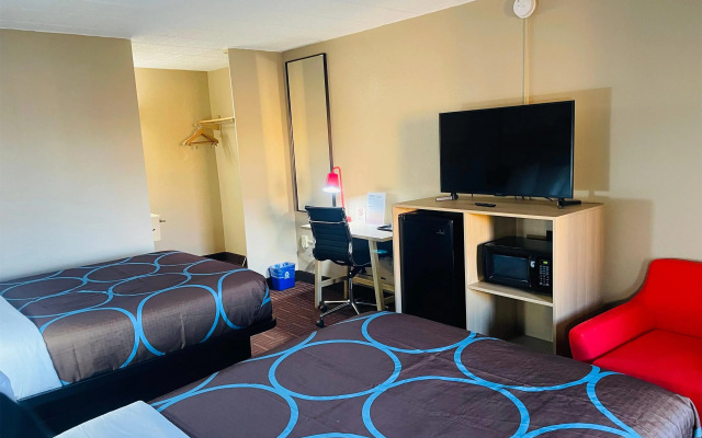 Super 8 by Wyndham Gloucester