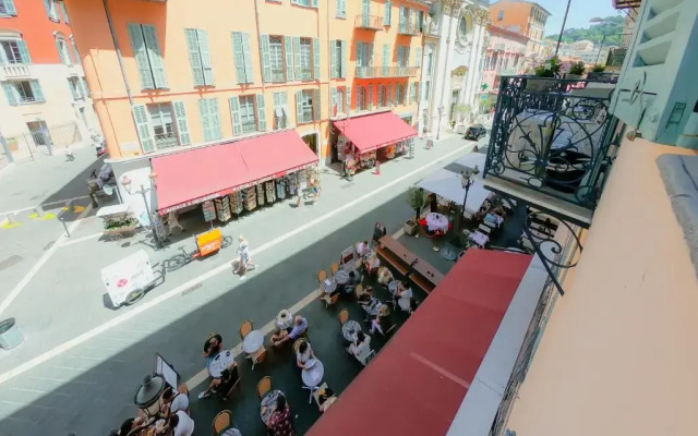 BH - OPÉRA1 - 4 people close Promenade Old Town