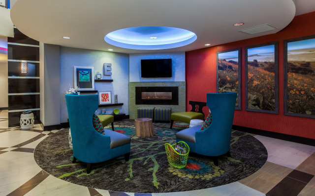 Holiday Inn Express & Suites Eureka by IHG